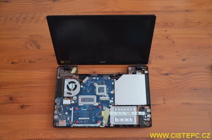 Jak vyměnit pevný disk u notebooku Acer 3