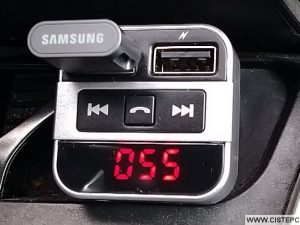 FM transmitter do auta pomůže přehrávat hudbu z mobilu i usb flešky