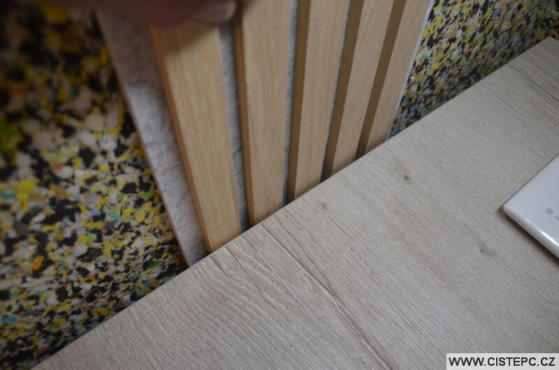 Test šířky stolu - desky a akustické panely dřevěné se tam vešly na milimetr :)